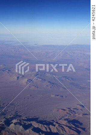 南米チリ共和国東部、アンデス山脈の裾野に点在する砂の高原、遠くには雲海が見える。 南米チリ共和国東部、アンデス山脈の裾野に点在する砂の高原、遠くには雲海が見える。 4245621