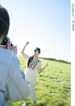 草原で写真を撮るカップル 草原で写真を撮るカップル 4246920