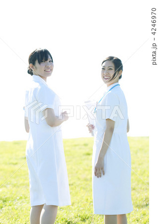 草原で振り向く2人の看護師 4246970