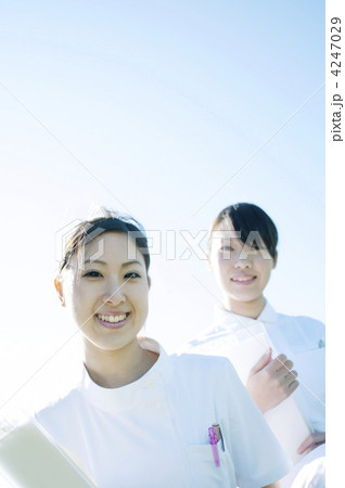 カルテを持ち微笑む2人の看護師 カルテを持ち微笑む2人の看護師 4247029