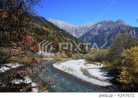 上高地の秋　穂高岳と梓川 4247672