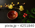 ロウバイと盃と南天 4251840