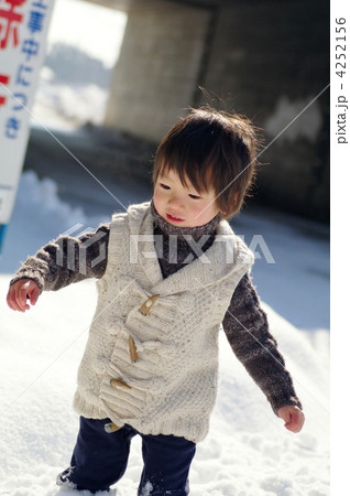 雪景色と子供 4252156