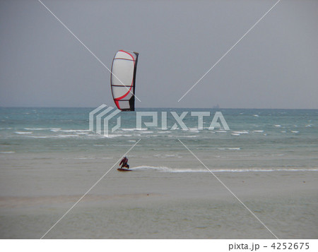海中道路でカイトサーフィン 4252675