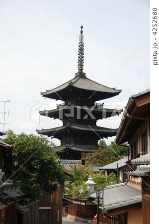 法観寺の「八坂の塔」（京都市東山区） 4252680