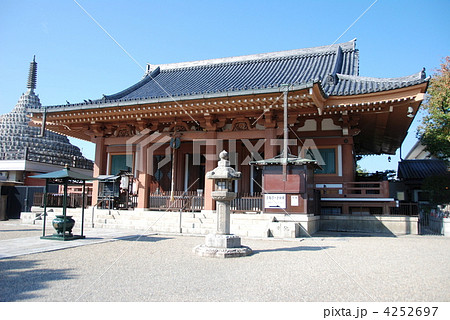 壬生寺の本堂(右)と千体仏塔(左)(壬生寺/京都市中京区) 壬生寺の本堂(右)と千体仏塔(左)(壬生寺/京都市中京区) 4252697