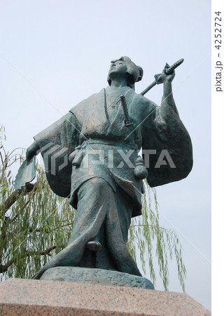 「出雲の阿国」の像（四条大橋東詰北／京都市東山区） 4252724