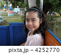 遊戯具で微笑む女の子 4252770