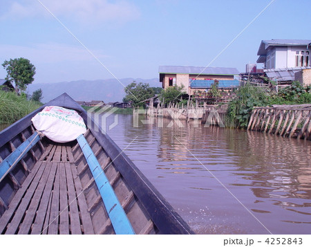 湖畔の集落（インレー湖／ミャンマー） 4252843