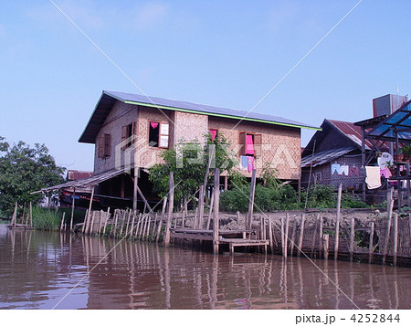 湖畔の集落（インレー湖／ミャンマー） 4252844