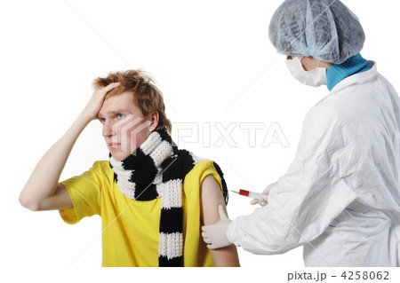 Doctor giving an injection 4258062