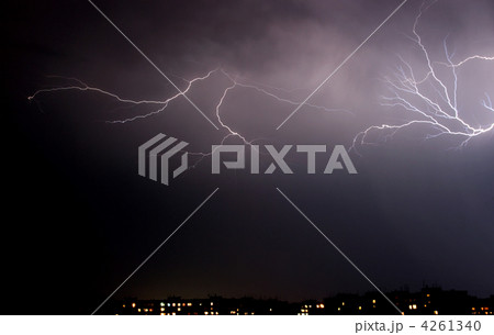 Lightning a thunderstorm, nightly cloudy sky 4261340