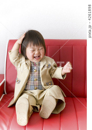お茶目に笑う子供 お茶目に笑う子供 4261898