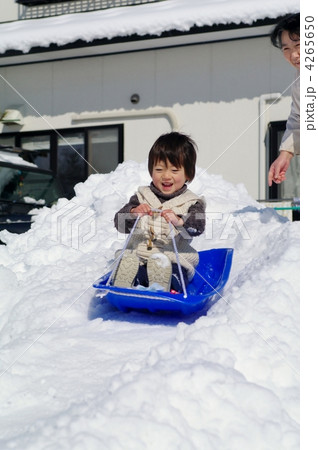 おばあちゃんとソリ遊び おばあちゃんとソリ遊び 4265650