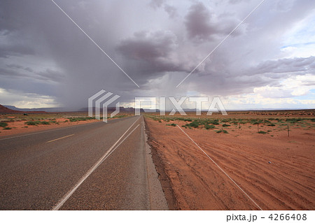 モニュメントバレーに続く一本道２、アメリカユタ州 4266408