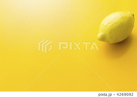 レモンと黄色背景 4269092