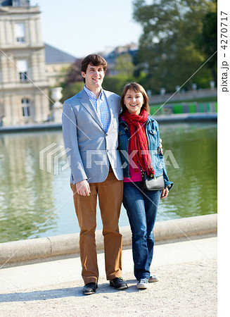 Happy couple in the Luxembourg garden in Paris 4270717