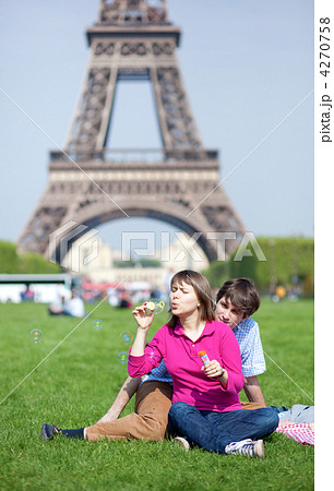 Happy young couple having a picnic and making bubbles Happy young couple having a picnic and making bubbles 4270758