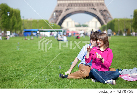 Happy young couple having a picnic and making bubbles Happy young couple having a picnic and making bubbles 4270759