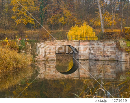 The small stone bridge 4271639