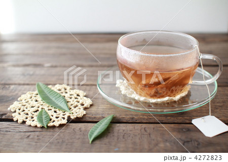 ティーバッグで淹れた温かいハーブティーとレース編みのコースター ティーバッグで淹れた温かいハーブティーとレース編みのコースター 4272823