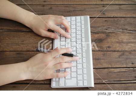 ペンを持ちながらタイピングしている女性の手 ペンを持ちながらタイピングしている女性の手 4272834