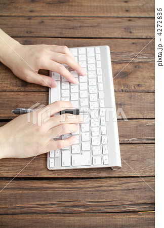 ペンを持ちながらタイピングしている女性の手 4272836