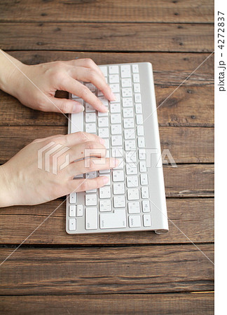 タイピングしている女性の手 ワイヤレスキーボード タイピングしている女性の手 ワイヤレスキーボード 4272837