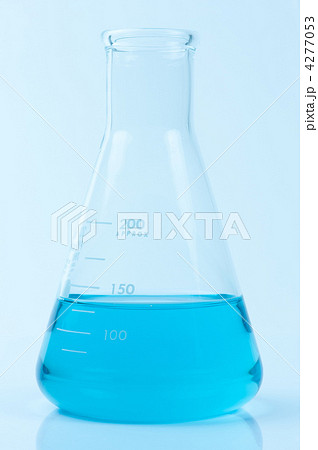 青い水が入った三角フラスコ 4277053