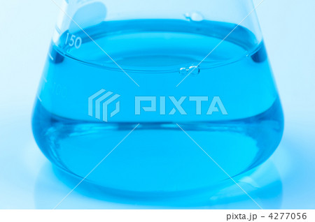 青い水が入った三角フラスコの写真素材