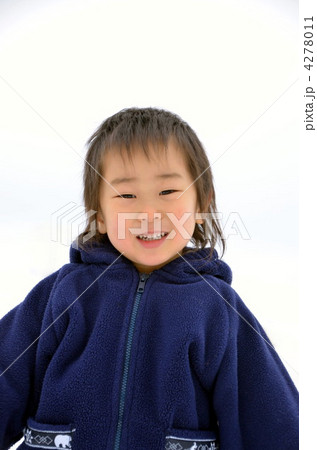 雪の中笑顔の男の子 雪の中笑顔の男の子 4278011
