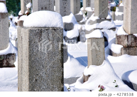 積雪の墓石 4278538
