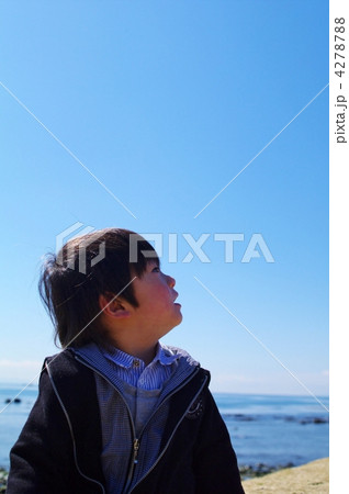 見上げる子供 4278788