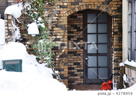 雪景色の洋館エントランス 雪景色の洋館エントランス 4278959