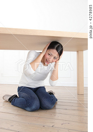 机の下に隠れる女性 4278985
