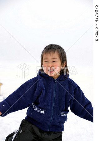 雪の中笑顔の男の子 4279075