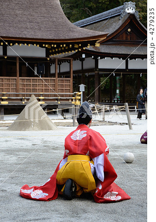 座って礼をする鞠足と鞠 4279235