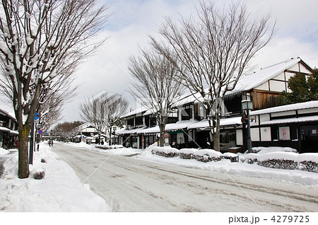 彦根夢京橋キャッスルロード 雪景色の写真素材