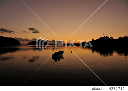 夕暮れの海と漁船 4281712