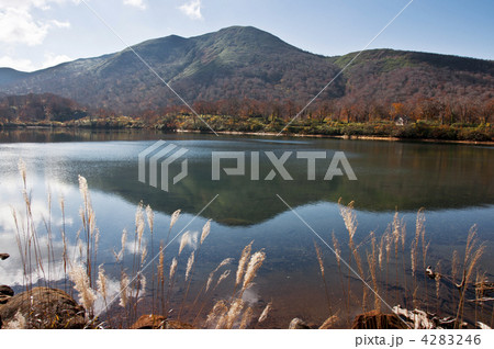 秋の須川湖 4283246