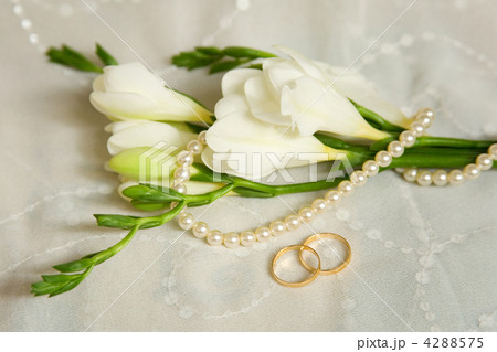 Wedding card. Two golden rings with bridal veil and flowers 4288575
