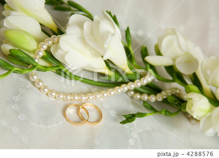 Wedding card. Two golden rings with bridal veil and flowers 4288576