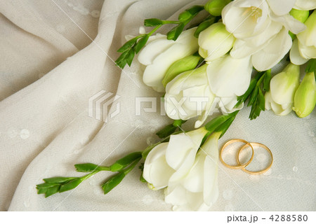 Wedding card. Two golden rings with bridal veil and flowers Wedding card. Two golden rings with bridal veil and flowers 4288580