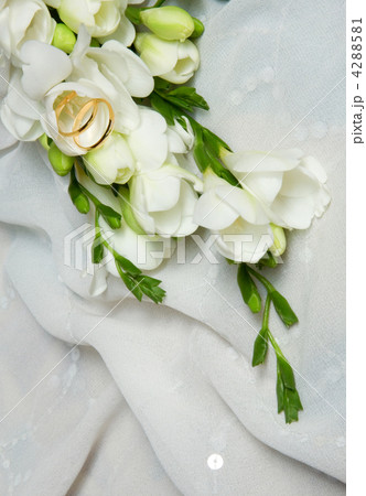 Wedding card. Two golden rings with bridal veil and flowers 4288581