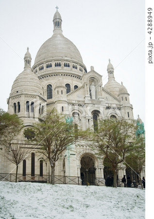 Rare snowy day in Paris. Basilica Sacre-Coeur and lots of snow 4288949