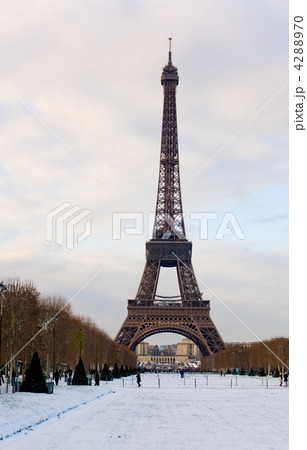 Rare snowy day in Paris. The Eiffel Tower and Champ de Mars cove Rare snowy day in Paris. The Eiffel Tower and Champ de Mars cove 4288970