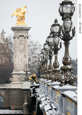 Winter in Paris. Pont Alexandre III under snow Winter in Paris. Pont Alexandre III under snow 4289038