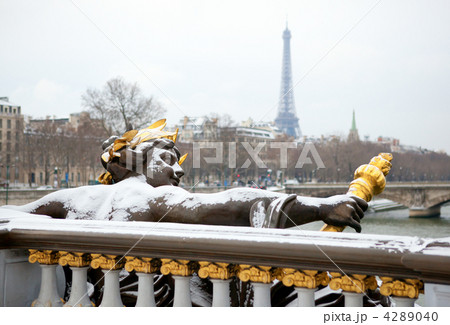 Winter in Paris. Pont Alexandre III under snow 4289040