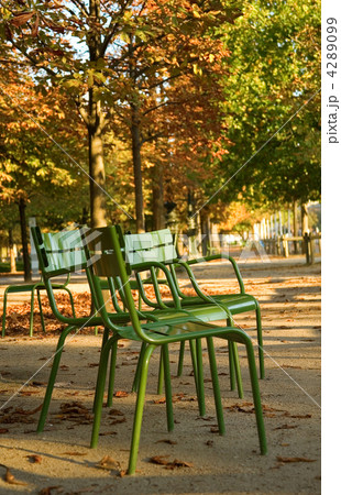Autumn in Paris. Typical parisian park chairs in the Luxembourg 4289099