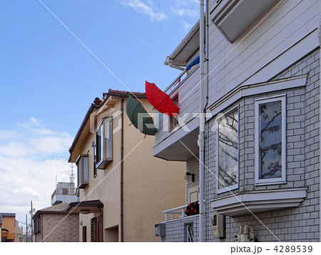 雨上がりの晴れた日の住宅の軒下に干す洋傘 4289539